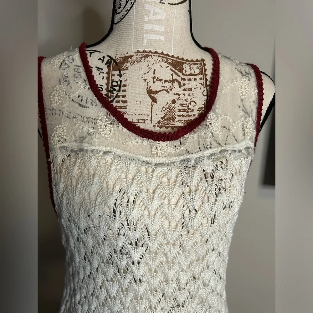 5/$25 BKE women’s sleeveless crocheted mixed media top size medium - Picture 9 of 11